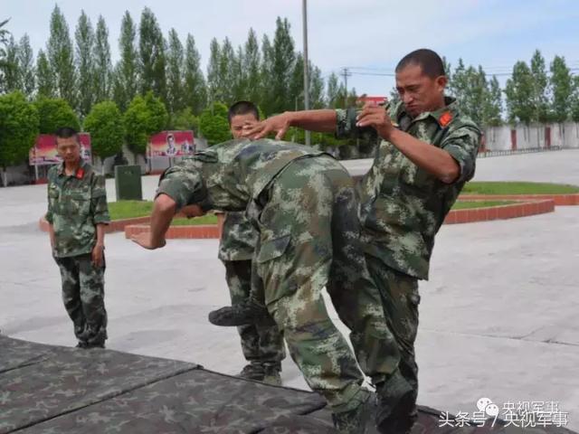 當兵可以談戀愛嗎？——深度解析軍營戀愛現象，軍營戀愛現象，解析士兵能否談戀愛的多維度視角
