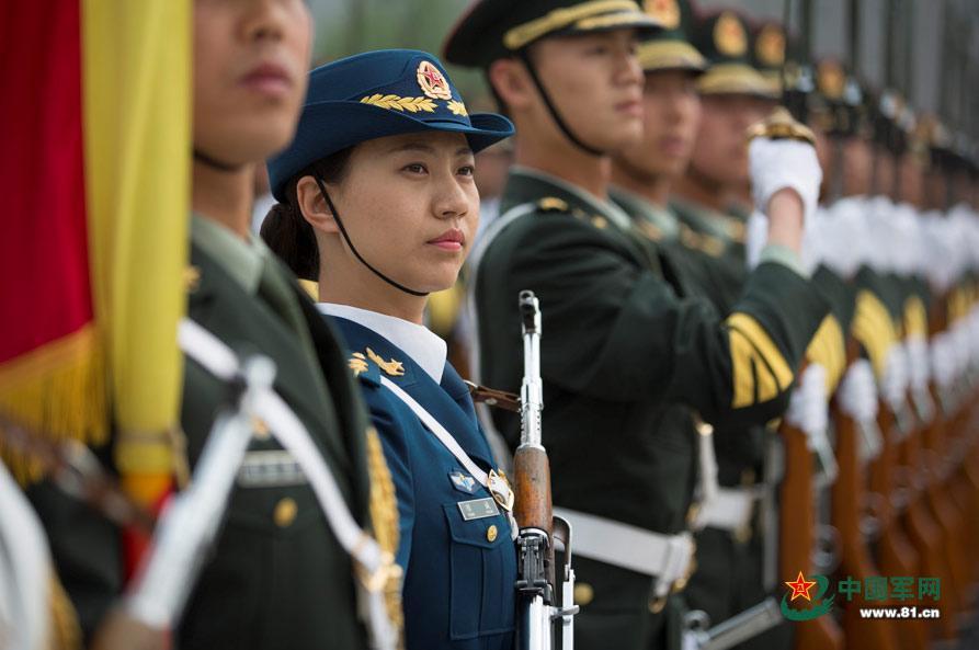 三軍儀仗隊(duì)女兵中隊(duì)，展現(xiàn)新時(shí)代巾幗英雄風(fēng)采，三軍儀仗隊(duì)女兵中隊(duì)，新時(shí)代巾幗英雄的風(fēng)采展現(xiàn)