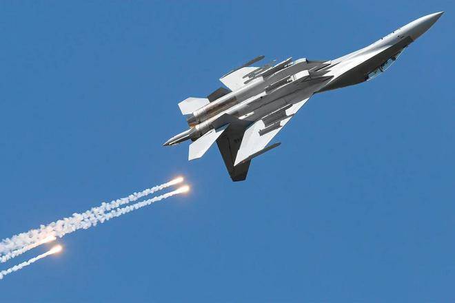 殲-16與F-16，空中對(duì)決的能力對(duì)比，殲-16與F-16空中對(duì)決能力對(duì)比解析