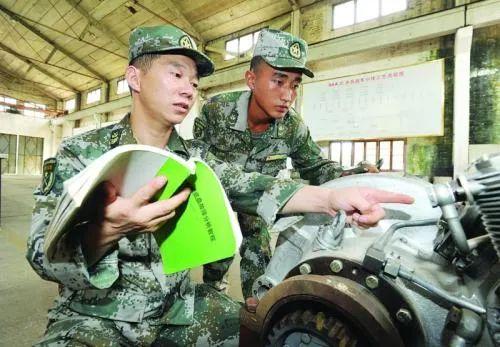 揭秘一級軍士長，榮譽(yù)與職責(zé)的象征，揭秘一級軍士長，榮譽(yù)與職責(zé)的象征之巔