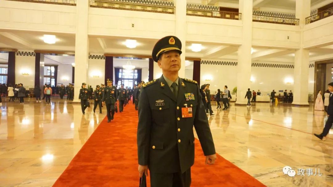 西部戰(zhàn)區(qū)司令，勇?lián)厝?，展現(xiàn)新時(shí)代軍隊(duì)領(lǐng)導(dǎo)力，西部戰(zhàn)區(qū)司令展現(xiàn)新時(shí)代軍隊(duì)領(lǐng)導(dǎo)力，勇?lián)厝晤I(lǐng)頭前行