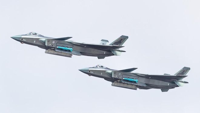 揭秘殲-20圖片，中國五代戰(zhàn)機的卓越風采，揭秘殲-20五代戰(zhàn)機卓越風采，戰(zhàn)機實拍圖展示中國力量