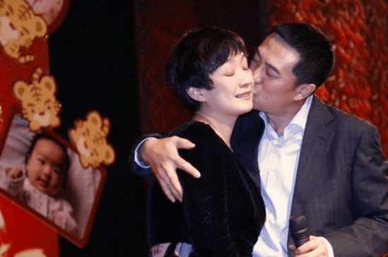 揭秘張嘉譯現(xiàn)任妻子身份，她是誰(shuí)？，張嘉譯現(xiàn)任妻子身份揭秘，她究竟是誰(shuí)？
