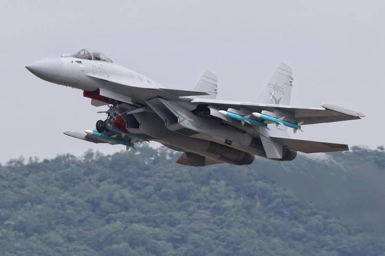 殲-15T，新一代艦載戰(zhàn)斗機(jī)的優(yōu)勢與挑戰(zhàn)，殲-15T新一代艦載戰(zhàn)斗機(jī)的優(yōu)勢與挑戰(zhàn)解析