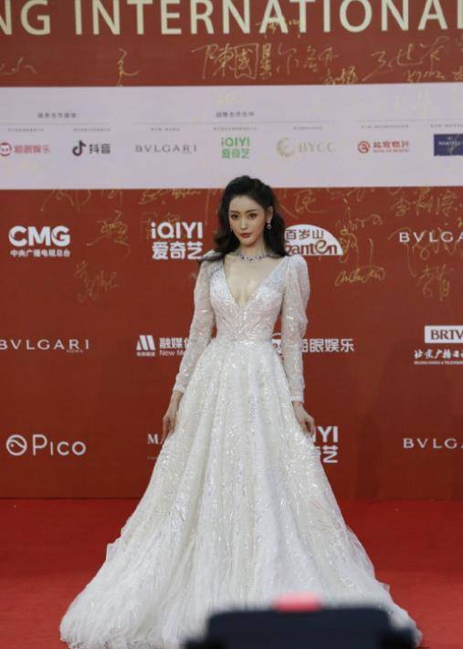 張?zhí)鞇坨U空禮服，時(shí)尚魅力與優(yōu)雅風(fēng)采的完美融合，張?zhí)鞇坨U空禮服，時(shí)尚魅力與優(yōu)雅風(fēng)采的璀璨展現(xiàn)