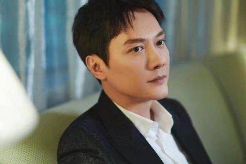 馮紹峰被誰(shuí)雙龍，深度解析背后的故事，馮紹峰背后的故事，揭秘雙龍背后的真相